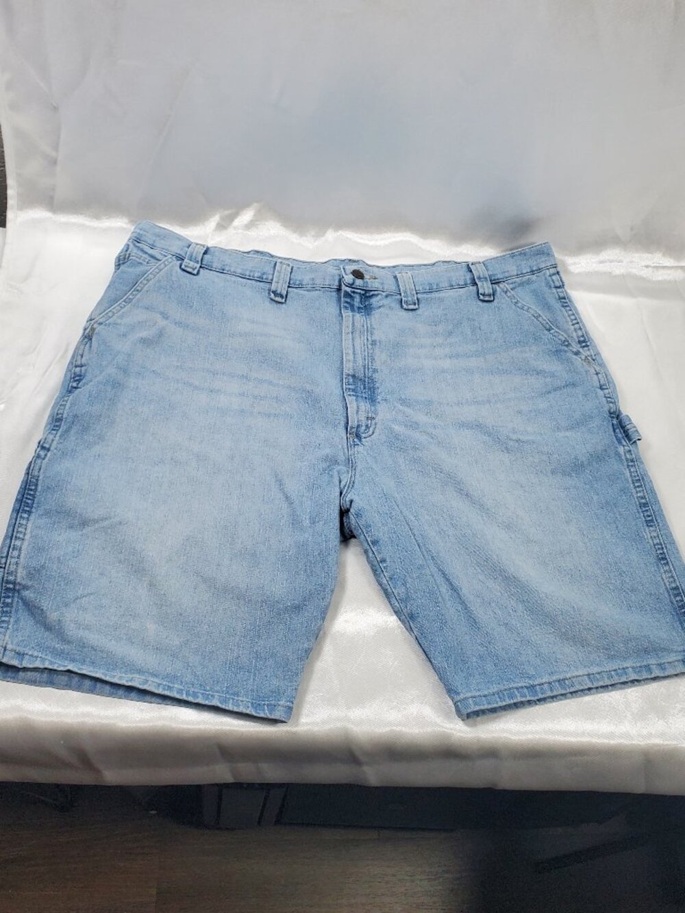 Wrangler Carpenter Denim Shorts Mens 44 Light Wash Utility Cargo Jorts